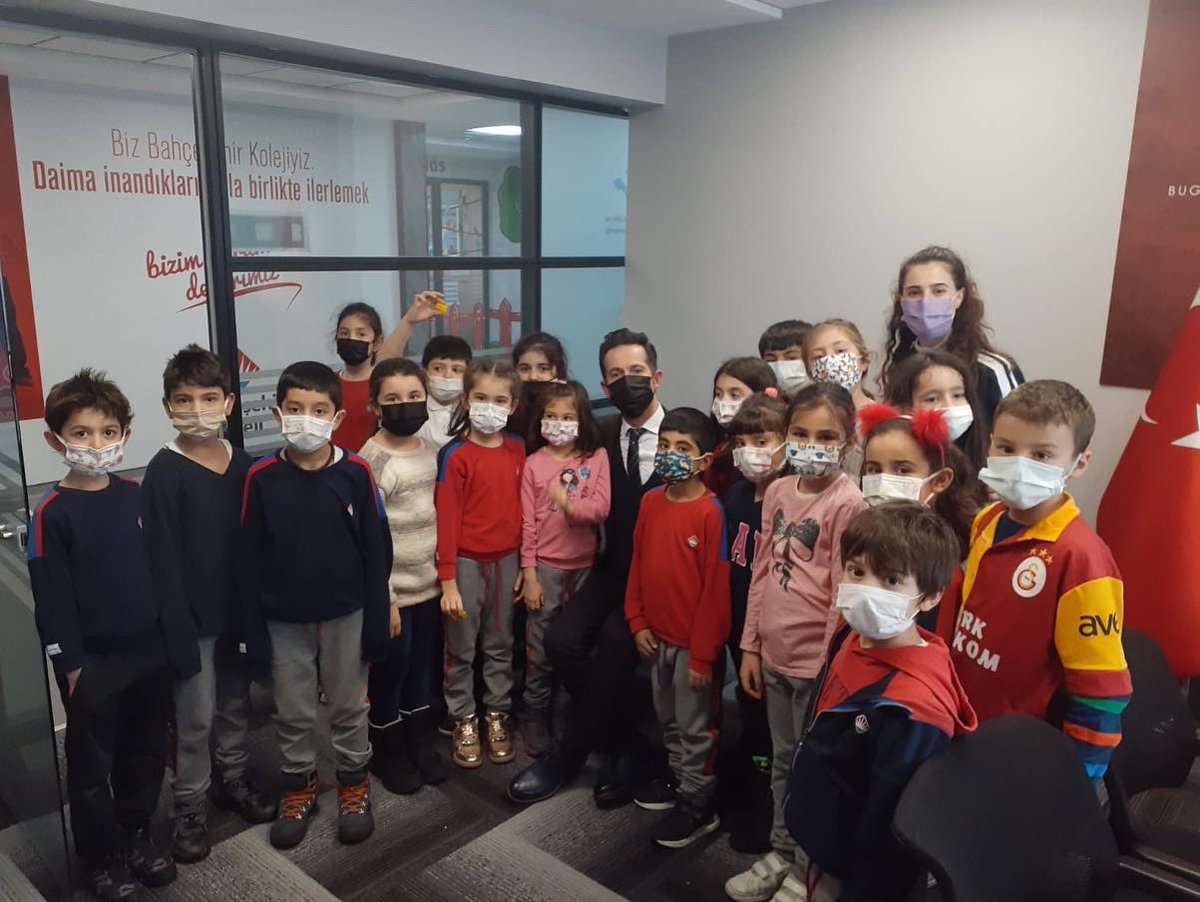 BKDrBurhanKara's tweet image. 2. Sınıf öğrencilerimiz Kodlama & Robotik dersinde 3 boyutlu lego tasarlayarak magnet yaptılar. Okul müdürümüz ve müdür yardımcımıza da kendi tasarımları olan legoyu hediye ettiler 🤖🖥
#codingbk
#bahçeşehirkodluyor