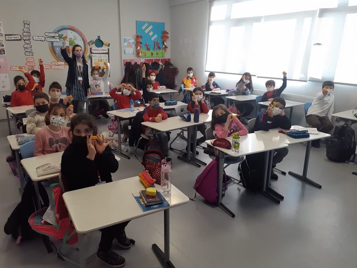 BKDrBurhanKara's tweet image. 2. Sınıf öğrencilerimiz Kodlama & Robotik dersinde 3 boyutlu lego tasarlayarak magnet yaptılar. Okul müdürümüz ve müdür yardımcımıza da kendi tasarımları olan legoyu hediye ettiler 🤖🖥
#codingbk
#bahçeşehirkodluyor