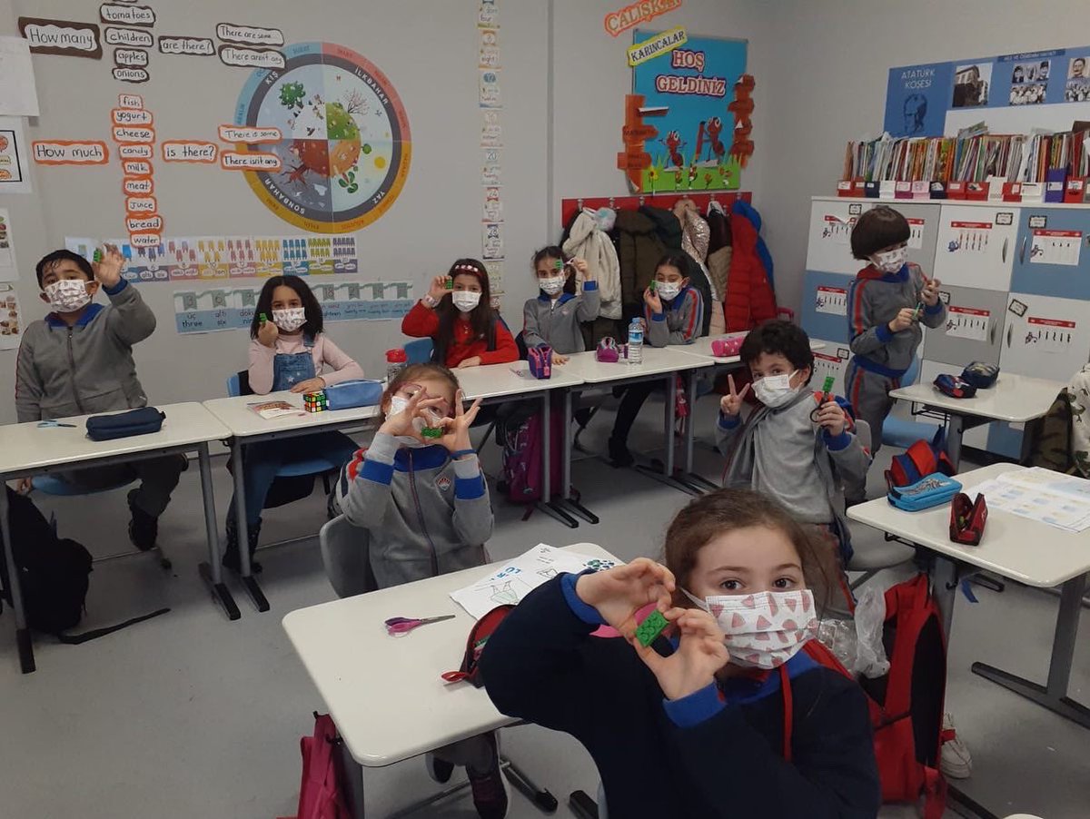 BKDrBurhanKara's tweet image. 2. Sınıf öğrencilerimiz Kodlama & Robotik dersinde 3 boyutlu lego tasarlayarak magnet yaptılar. Okul müdürümüz ve müdür yardımcımıza da kendi tasarımları olan legoyu hediye ettiler 🤖🖥
#codingbk
#bahçeşehirkodluyor