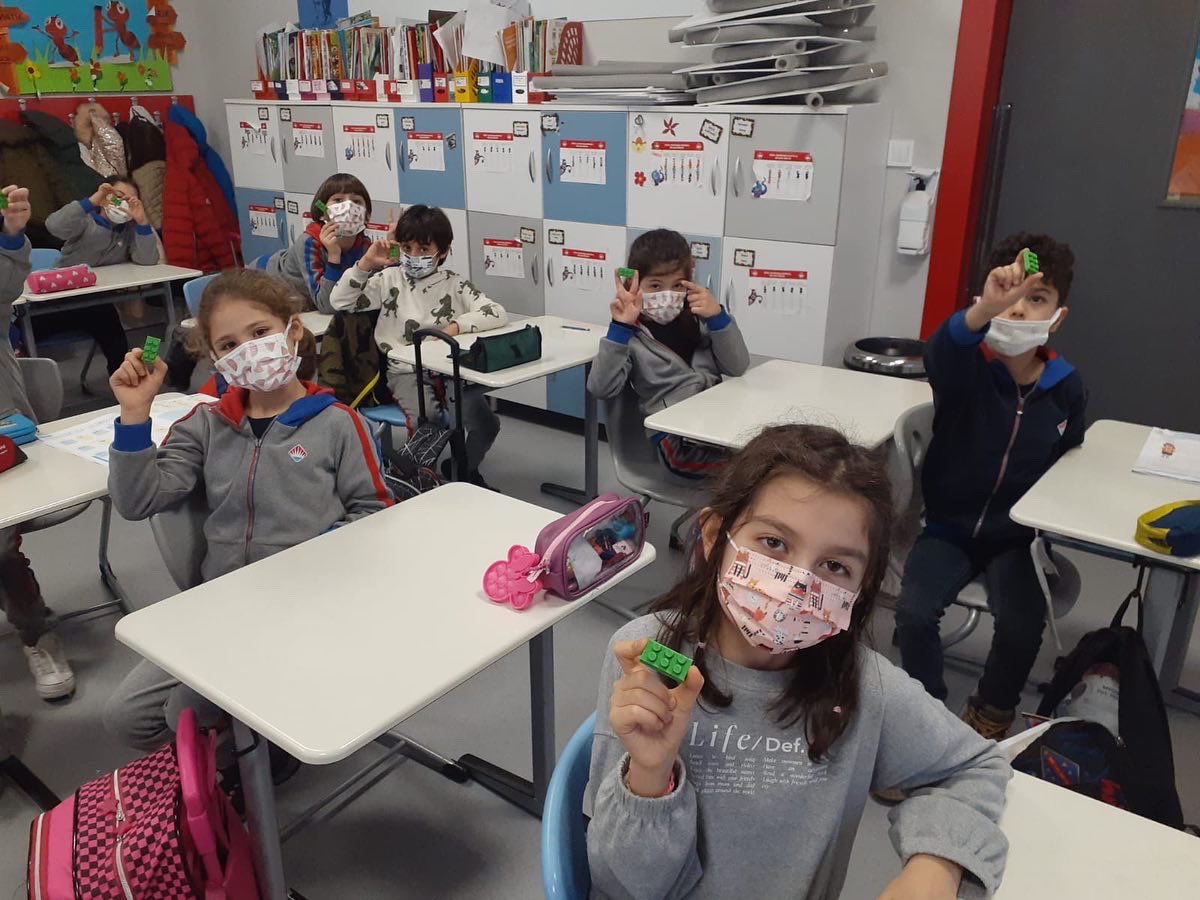 BKDrBurhanKara's tweet image. 2. Sınıf öğrencilerimiz Kodlama & Robotik dersinde 3 boyutlu lego tasarlayarak magnet yaptılar. Okul müdürümüz ve müdür yardımcımıza da kendi tasarımları olan legoyu hediye ettiler 🤖🖥
#codingbk
#bahçeşehirkodluyor