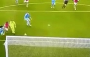 paddypower's tweet photo. Credit to Stuart Attwell, he's shown serious pace and determination to get in front of Martinelli there. Top-class defending. https://t.co/8urdIFlvnh