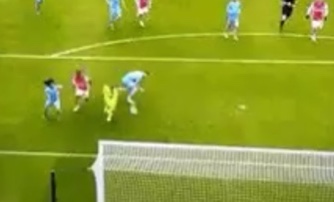 paddypower's tweet photo. Credit to Stuart Attwell, he's shown serious pace and determination to get in front of Martinelli there. Top-class defending. https://t.co/8urdIFlvnh