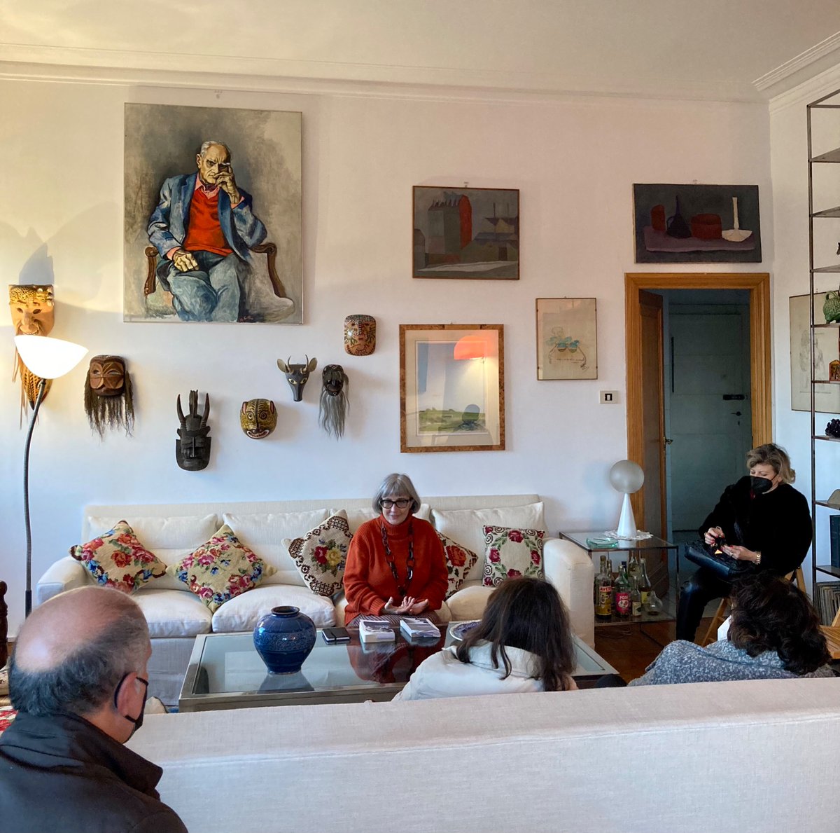 FondoMoravia's tweet photo. Alla giusta distanza ma insieme, nel primo giorno di questo nuovo anno. @carolasusani legge “Diario europeo” e “L’uomo come fine” di #AlbertoMoravia @museiincomune @Sovrintendenza @libribompiani  Roma Capodarte 2022 ✨ https://t.co/tlsWy8duTo