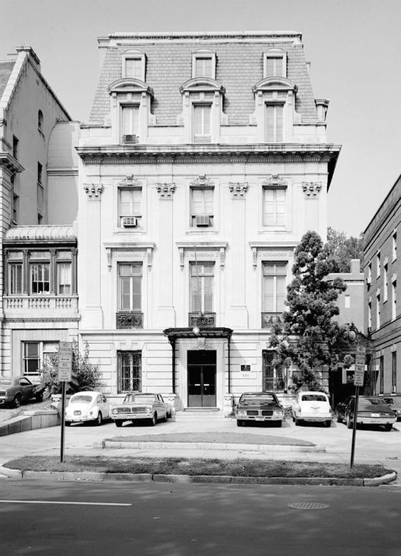 DcFlashbacks's tweet photo. Happy Haitian Independence Day! Haiti won independence from France on Jan 1, 1804, making it the 1st black republic and the 1st country in the West to abolish slavery. Pictured are its embassy in 1970/2021. Designed in 1910 by the same man who designed the West Wing. Bòn Ane!🇭🇹 https://t.co/hpIDxVSgYi
