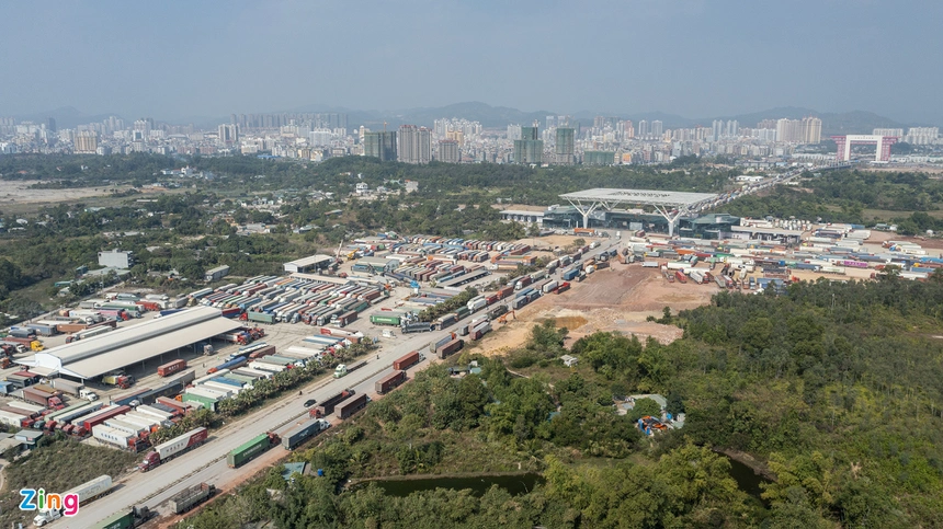 JackDinius's tweet photo. Building a focal point to rescue agricultural products from congestion in Mong Cai
Containers carrying agricultural products are stuck for nearly 3 km right in front of Bac Luan Bridge 2 Border Gate, Mong Cai City. https://t.co/qzvKBnEgnO