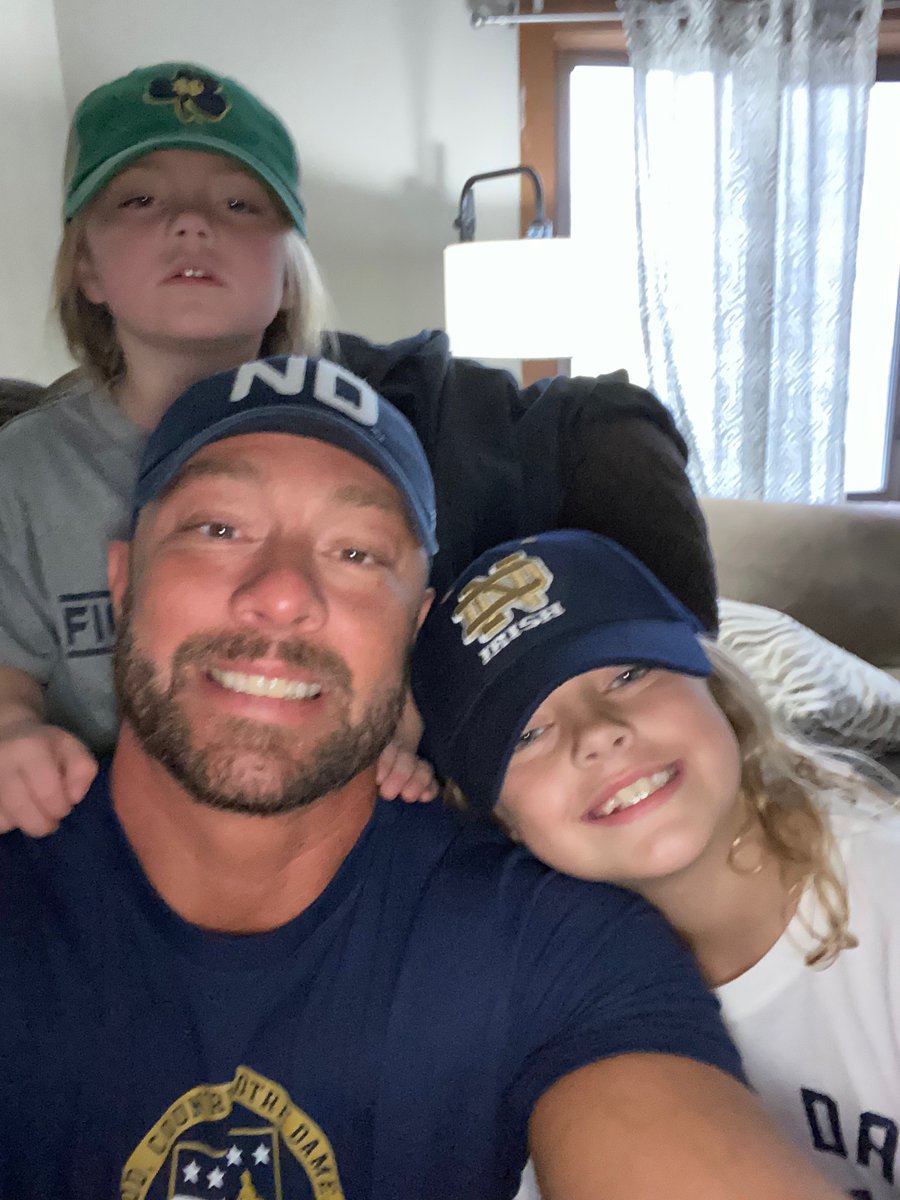 jqsnd's tweet photo. This family is ready for @NDFootball ! #GoIrish #BeatPokes ☘️☘️☘️☘️ https://t.co/VSc7eoNk9i