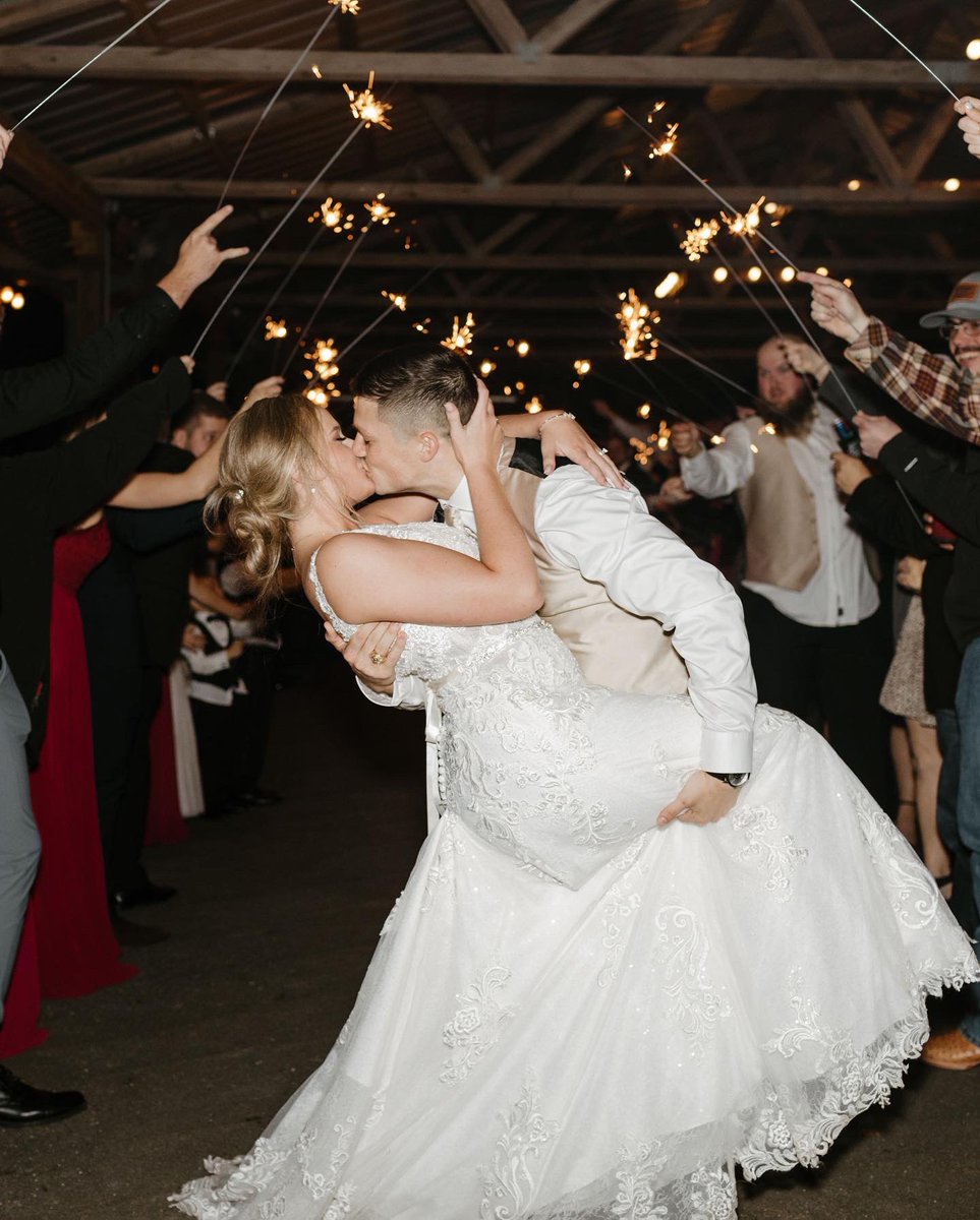 Brandon1Reeves2's tweet photo. 2021 you were great to me. Got married to my best friend, began my future career, improved my fitness, made some great friends and so much more. 2022 will only build off this 🎉 https://t.co/zju2BvVTjN