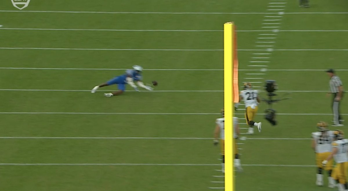 RedditCFB's tweet photo. Iowa's receivers were right there, tough break. 😢 https://t.co/T4rpbCPEmF
