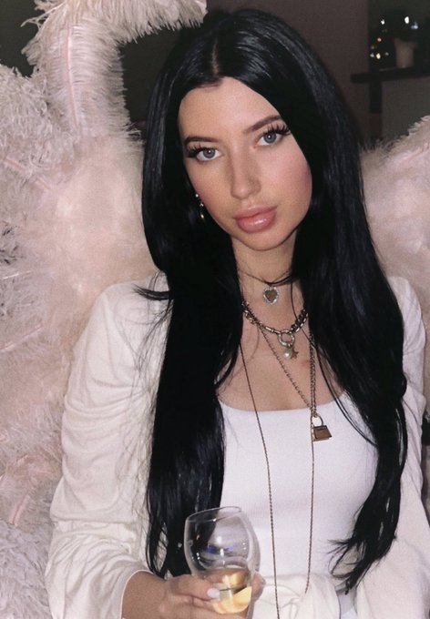 First photo of 2022 🥂🕊✨ https://t.co/pnqIA6beTE