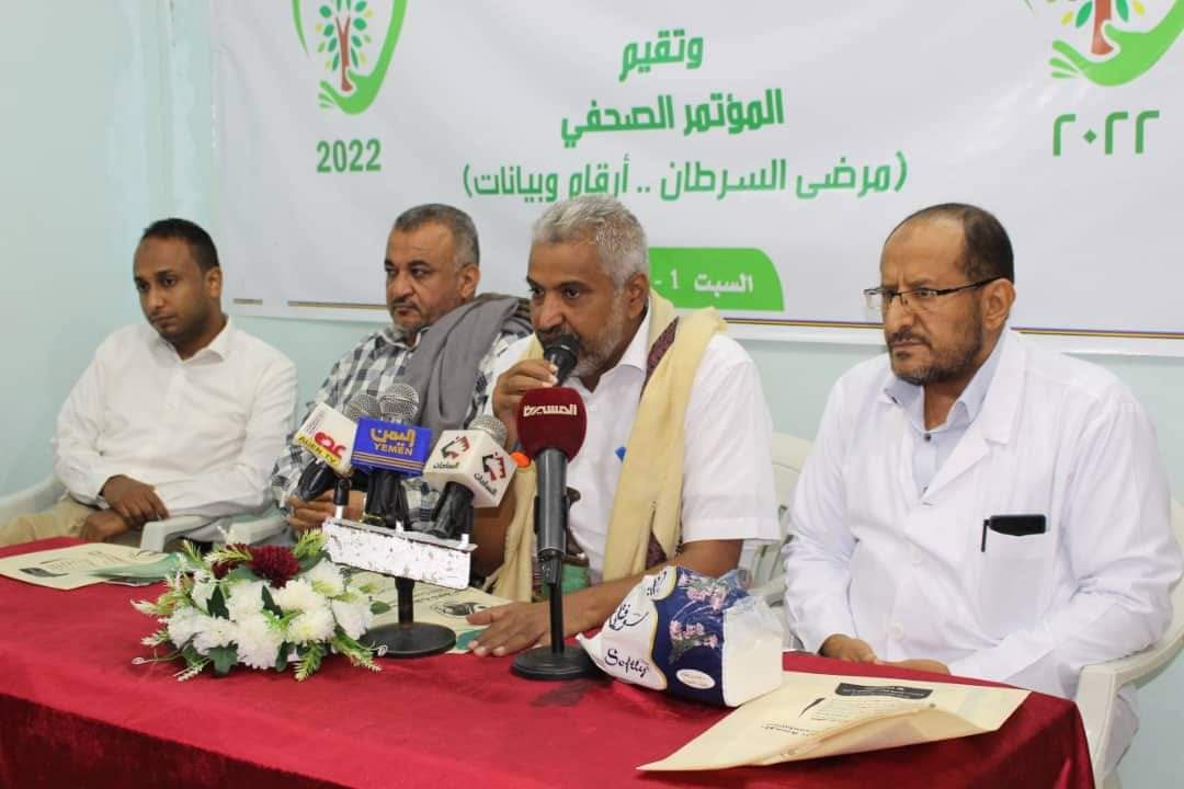 اول يوم في العام الجديد قمنا برفقه المجاهدمحافظ المحافظه الحديدة بزيارة المركزالوطني لمرضي السرطان وتدشين مبادرة ابداء عامك بعمل الخير حيث ساهم الاخ المجاهد محمـدعياش قحيم عن السلطه المحليه بمبلغ خمسه مليون ريال دعم لهذاالمركز ندعو جميع التجاروالمستثمرين ورجال الخيربدعم هذاالمركز