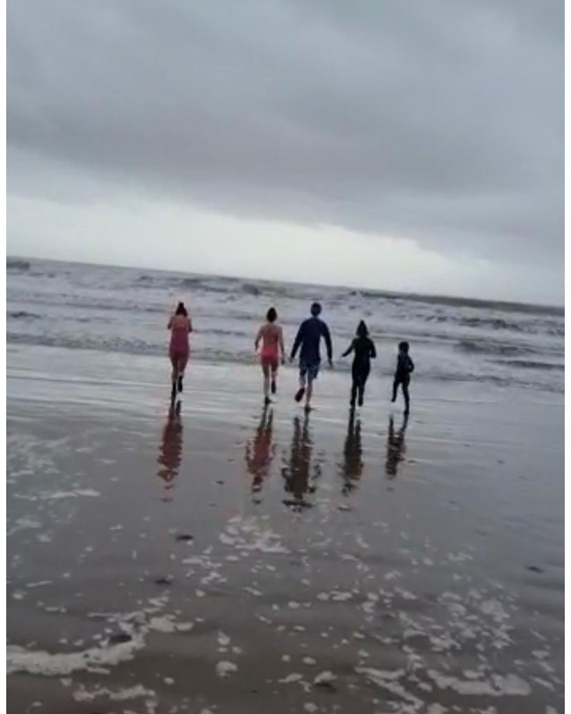 maxmckinnell's tweet photo. Great way to start 2022. Love our @CardiffSwimClub sweatshirts @killershark1972 #NewYearSwimmers @speedo https://t.co/tXmDwGbJQC