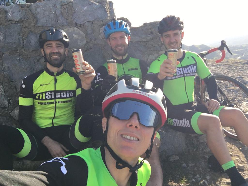 Mune_FitStudio's tweet photo. Urte berri on!!
No se puede comenzar el año en mejor compañía!!
#FitStudioTeam #FelizAñoNuevo #UrteBerriOn #PuntaLucero #Gravel #Familia #LaPrimeraCerveDelAño https://t.co/7JXLXStWjN