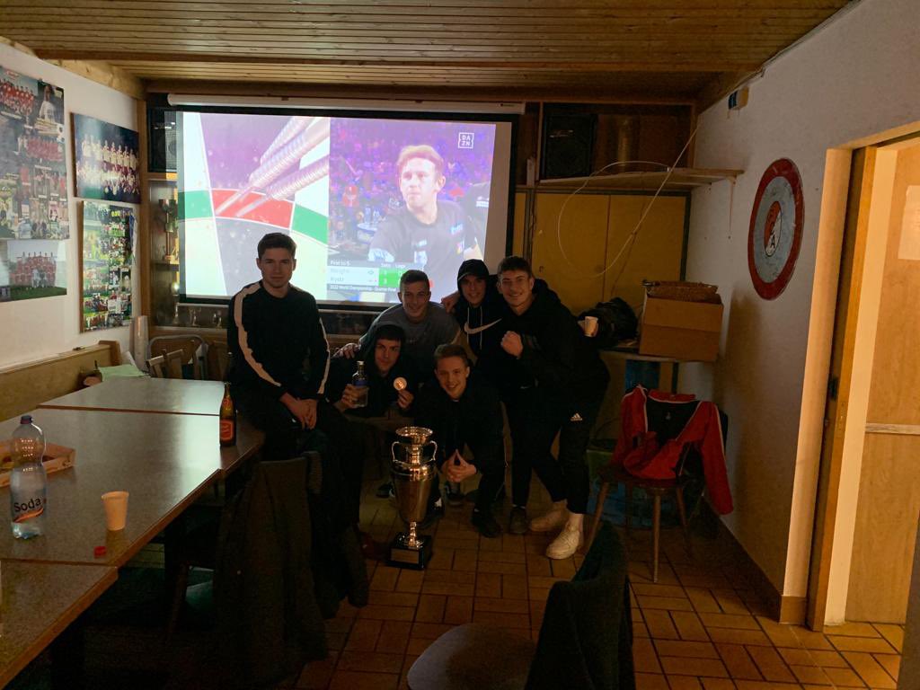 philib_12's tweet photo. Gemütlicher Neujahrsabend mit VoBull und den Jungs
und @ElmarPaulke 🤙
come on peter wright 🔥
#andibar
#HappyNewYear 
#dartzn https://t.co/QOlKtuz5mG