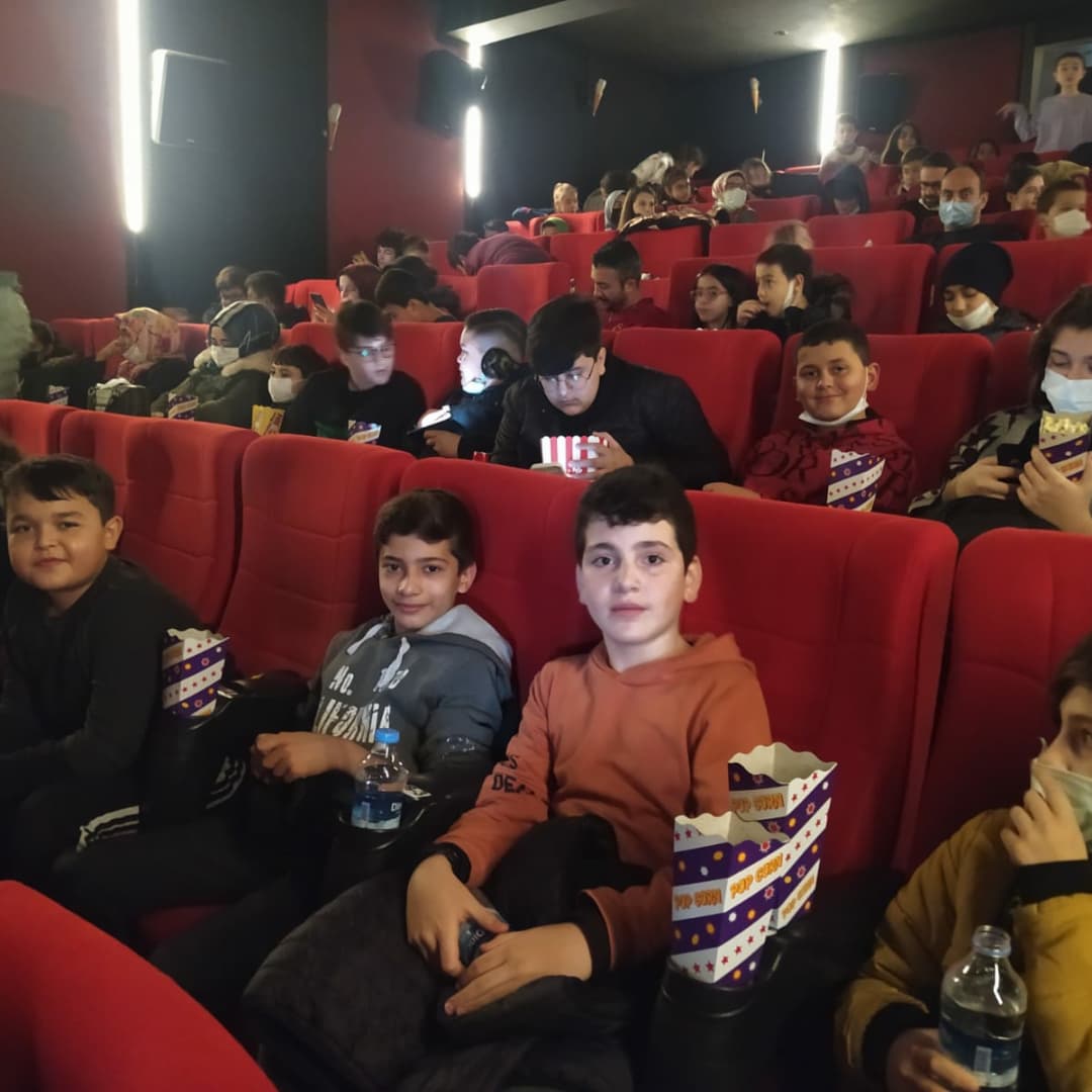 rteaihlproje's tweet photo. Trabzon Maçka'da 11 Ağustos 2017'de, teröristlerle kahraman Mehmetçik'in girdiği çatışmada şehit olan Eren Bülbül ve Astsubay Kıdemli Başçavuş Ferhat Gedik'in öyküsünü anlatan film, "Kesişme; İyi ki Varsın Eren" filmini öğrencilerimizle izledik.
İYİKİ DOĞDUN VE İYİKİ VARSIN EREN! https://t.co/kRryoZAiKJ