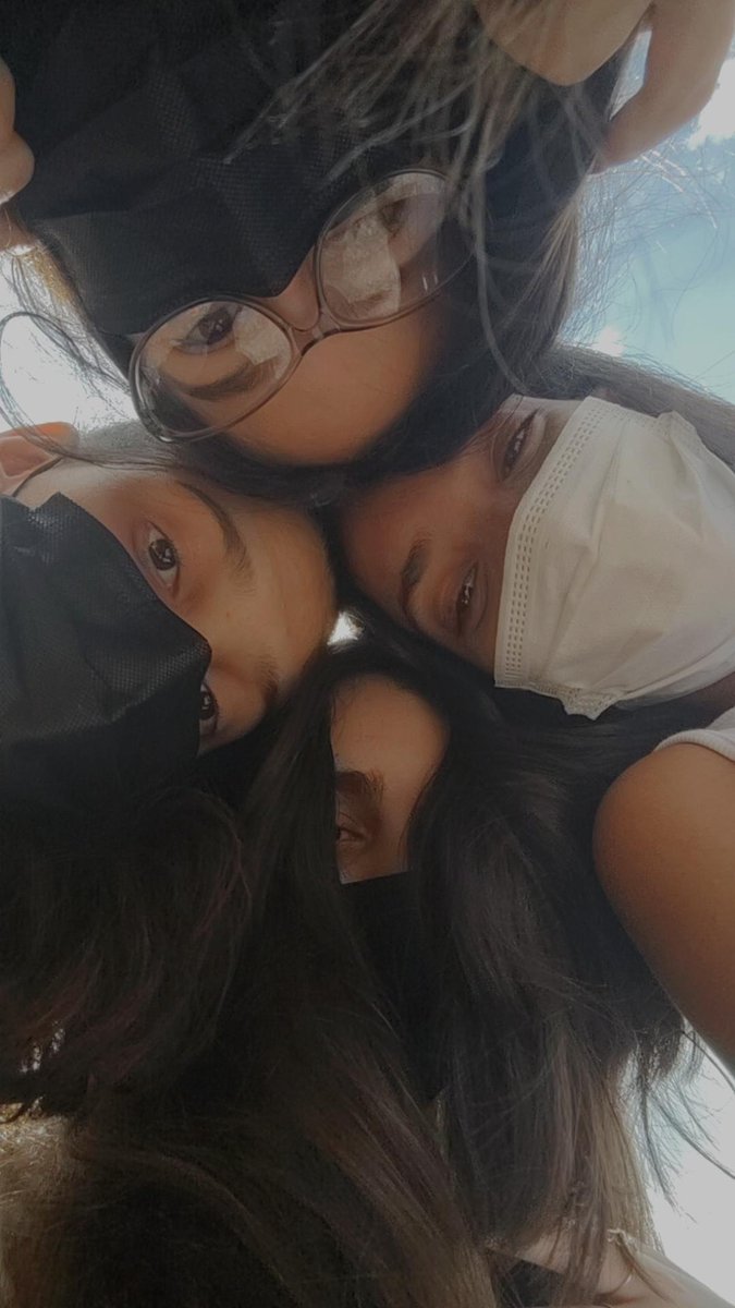 evelynn_glezzz's tweet photo. nada, que vengo a presumir a las tres personas más bonitas que llegaron a mi vida el año pasado <3, Cómo me soportan? no sé, pero gracias 🤣😔💘 https://t.co/vxq7oVRHFf