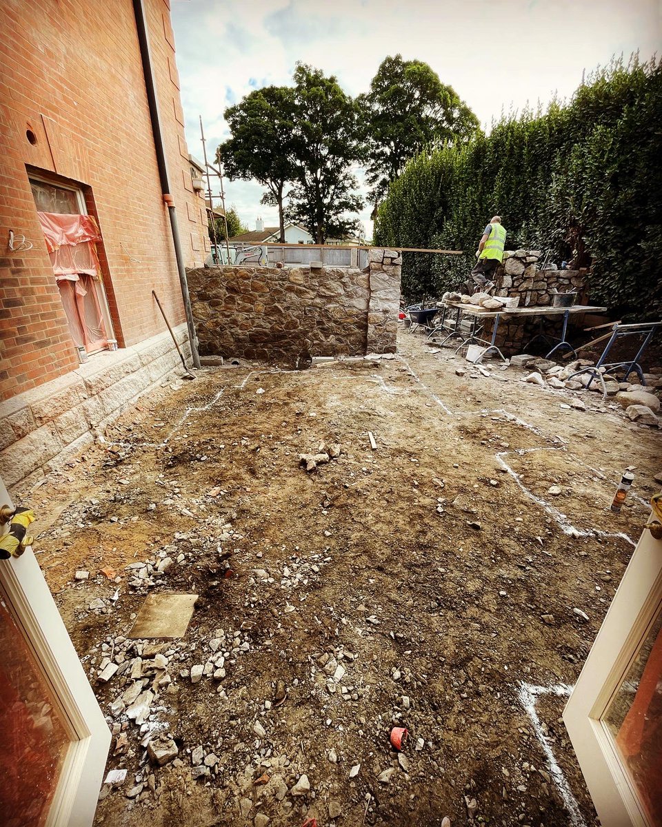 DamienKeane's tweet photo. A lovely side garden we completed just before Christmas, a private, sunny breakfast patio in south Dublin.
@isi__mar
#limestone #patio #granitewall #ballylusk #randompaving #keanespaces #damienkeanegardendesign
#gardendesign #landscaping #aftercare #dublin #garden https://t.co/Zn79lTilmd
