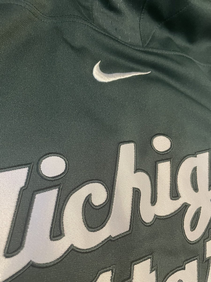 MSU_H_H's tweet photo. 🚨 GIVEAWAY 🚨 

Michigan State hockey jersey. Stitched, Nike. Size medium, but fits more like a large. 

To enter: FOLLOW ME AND RETWEET THIS TWEET. Subscribe to Michigan State Hockey Hub on YouTube and Spotify while you’re at it. 

winner announced Monday. 

GO GREEN 

#MSU https://t.co/L3A7qNnX4f