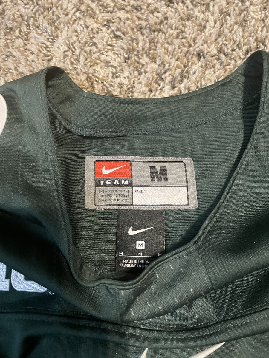 MSU_H_H's tweet photo. 🚨 GIVEAWAY 🚨 

Michigan State hockey jersey. Stitched, Nike. Size medium, but fits more like a large. 

To enter: FOLLOW ME AND RETWEET THIS TWEET. Subscribe to Michigan State Hockey Hub on YouTube and Spotify while you’re at it. 

winner announced Monday. 

GO GREEN 

#MSU https://t.co/L3A7qNnX4f