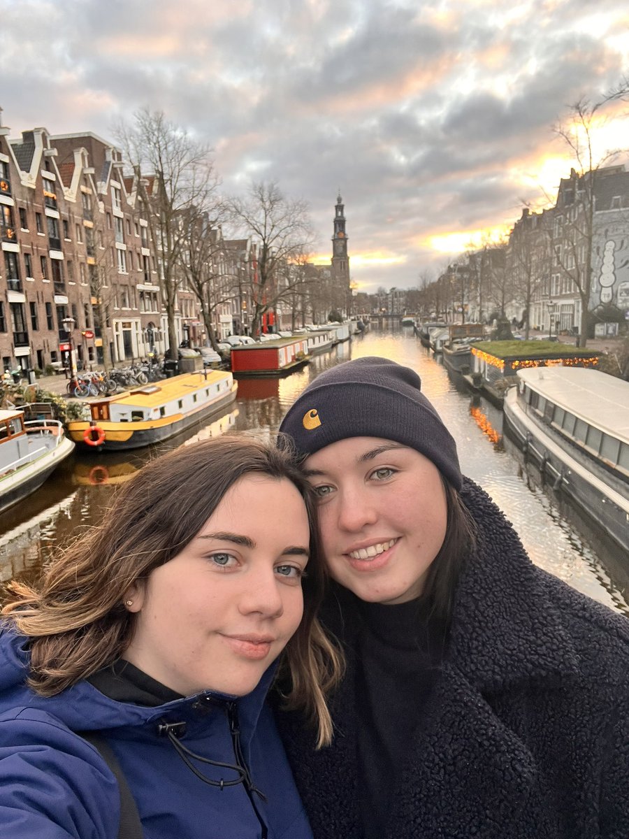 esilliess's tweet image. +1🥰