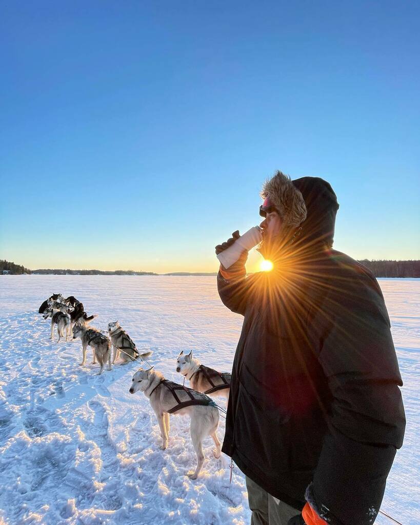 TrailwindsHusky's tweet photo. This year the lake has frozen over pretty well❄️ We enjoy❄️Vodka as well. 
.
.
.
.
#frozenlake #lohjanjärvi #glögi #vodka #enjoyinglife #drivingaround #hello2022 #huskiesofinstagram #sleddogsofinstagram #arcticdogs #siberianhusky #alaskanhusky #winterdays❄️ #koiravaljakko #m… https://t.co/H9KK4gaObJ