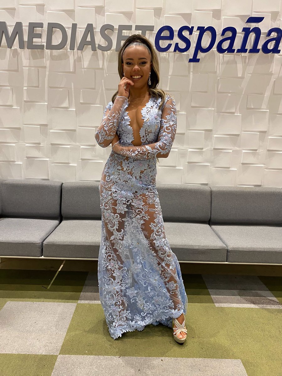 SislenaC's tweet photo. NELLA FANTASIA 💫

Agradecida por esta oportunidad que me han brindado y mucho más por lo especial que ha sido todo 😍

Feliz año nuevo a tod@s 🎉 

Maquillaje y Peluquería: @albertodugarte 
Vestido: @madovigarok 
@telecincoes @mediasetcom @FremantleESP https://t.co/tJ1K1MZ9S4