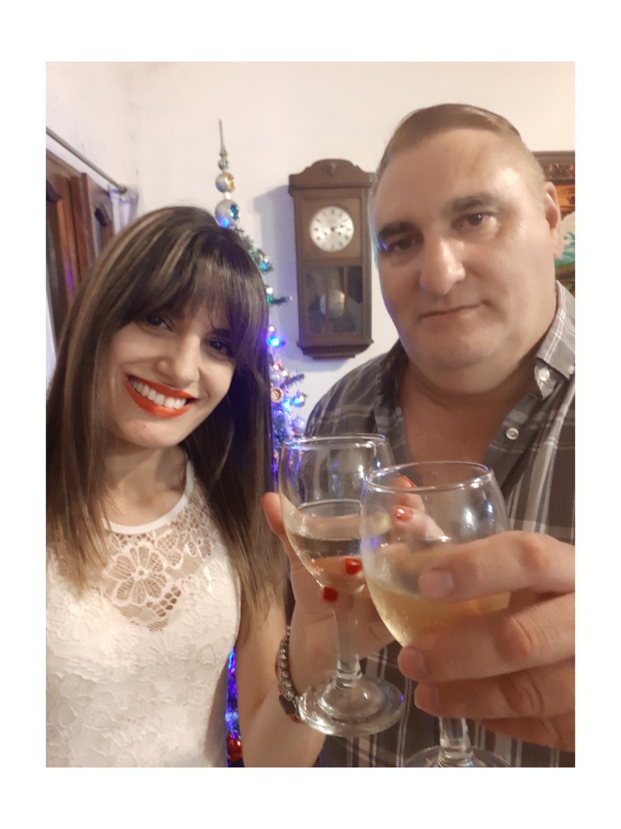 Messimeell's tweet photo. ¡Muy felíz cumple Pa! 🎂🍾🍾❤ y ¡Muy Felíz Año Nuevo para todos! 2️⃣0️⃣2️⃣2️⃣ 💫🌠🥂🥂 #HAPPYNEWYEAR2022 https://t.co/P75ahcB9i9