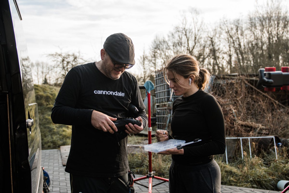 A little look behind the scenes before the GP Sven Nys. Here's mechanic Mike Berry helping <a href="/KatieClouse1/">katie clouse</a> select the best <a href="/horsteng/">Horst Engineering</a> spikes for today's muddy track in Baal.

📷 @twilcham