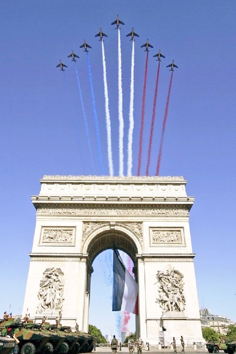 Le drapeau tricolore unit le peuple français et c’est pour lui que le sang de nos soldats est versé.

Voici les seules couleurs qui méritent de flotter sous l’#ArcDeTriomphe 🇫🇷

#FiersDeNosCouleurs #MonDrapeauFrançais