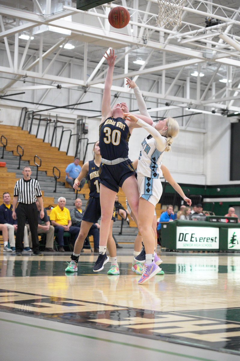 jeff_anderson6's tweet photo. Molly Anderson had 2 games during Christmas break.  She is playing some nice ball, doing a little bit of everything.
Gm 1 - 11pts, 10reb, 2blk, 2stl
Gm 2 - 16pts, 9reb, 2blk, 3stl

@molsjanderson @PGHWisconsin @FlightEliteNike @FiveStateHoops @DienerIversgals @WorldExposureWB https://t.co/pDPdH6R55Q