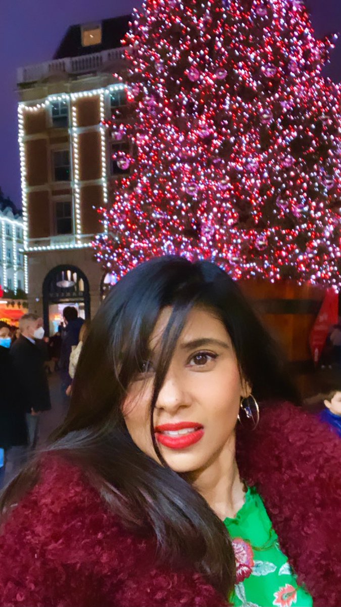 irishayesha's tweet photo. Don’t you love how Covent Garden decorated their tree in line with my coat and lip 👄 #diorred https://t.co/8pe4hZGXDB