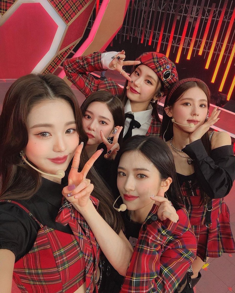 IZFEED's tweet photo. F3 with yeji + miyeon! https://t.co/ddLYDmXwaY