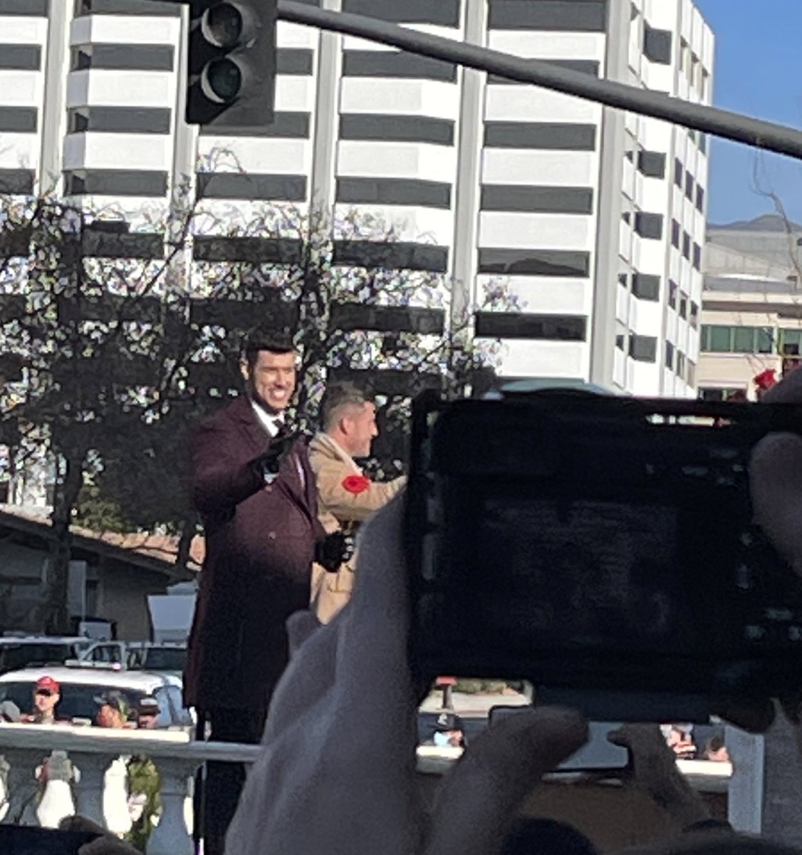 stl_spinsters's tweet photo. @BachelorABC sighting #RoseParade https://t.co/Pexlk1VEiP