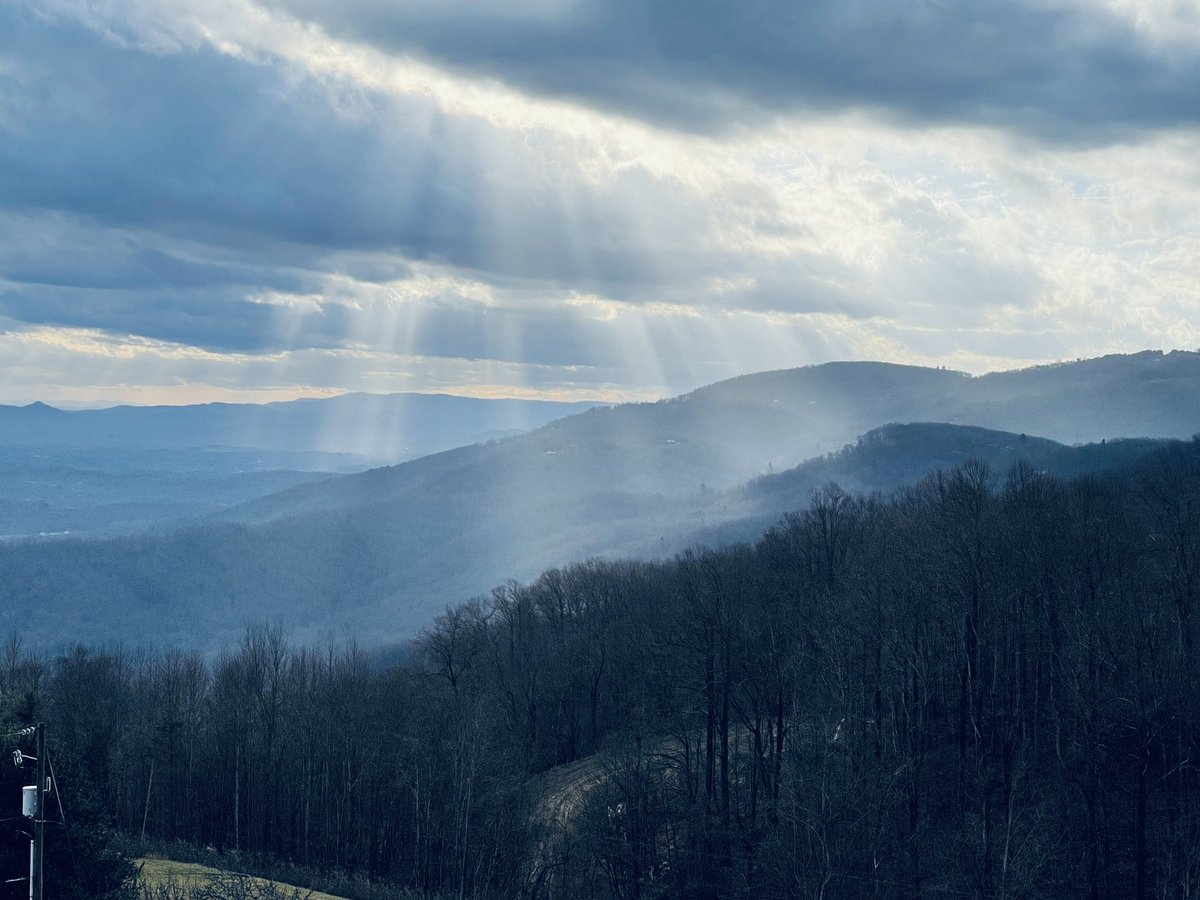 FancyGap's tweet photo. Our beloved blue ridges soaking in the rays of light from heavenโฆ.peace & love to allโฆโค๏ธโค๏ธ #love #blueridges https://t.co/W1LTnFsuJ8