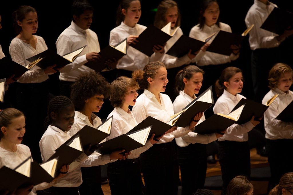 ch_OrchParis's tweet photo. Le #Choeur @OrchestreParis résident à la @philharmonie c’est depuis 1976 : 705 concerts, 191 œuvres avec orchestre, des rencontres avec 107 chefs d’orchestre, 23 autres orchestres dans 83 lieux, 10 créations, une Académie, un Choeur d’enfants et de jeunes ! Suivez-nous 😊 https://t.co/JX7yGYPISP