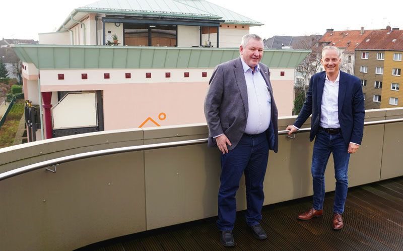 WoHeSu's tweet photo. Zum Jahresabschluss besuchte Alexander Rychter, Direktor des VdW-RW die WHS. Im Gespräch mit dem WHS-Vorstandsvorsitzenden Klaus Karger wurden nicht nur die vergangenen zwölf Monate reflektiert, sondern auch auf zukünftige Projekte geschaut. #whseg #herne #willkommendaheim https://t.co/VaCBJJMQLl