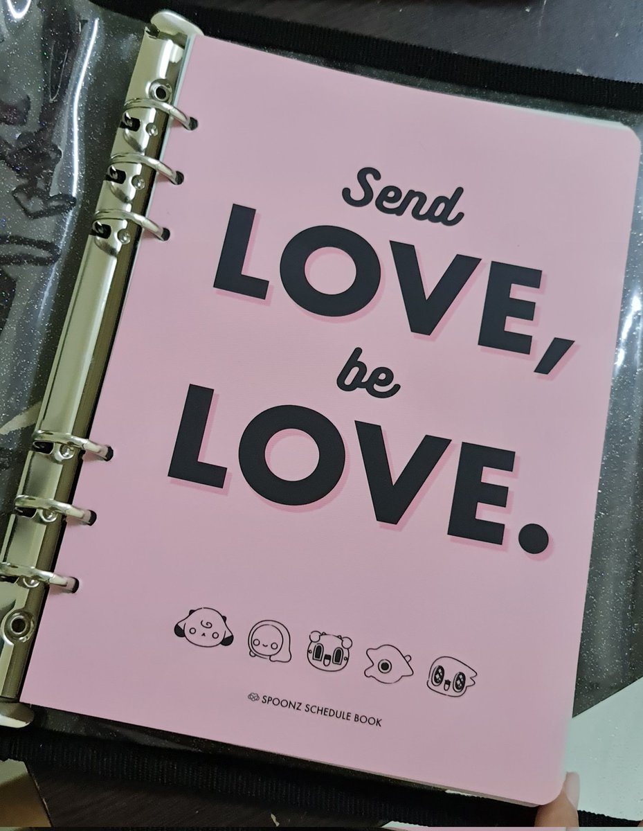 UmmisLove's tweet photo. Can any LOVES share if you used these Spoonz journal folder? I really love it to the point that I don't want to write anything in it, please share yours so I can have courage to fill it in this 2022
#spoonz #NUEST #뉴이스트 https://t.co/qNnxBS0cy5