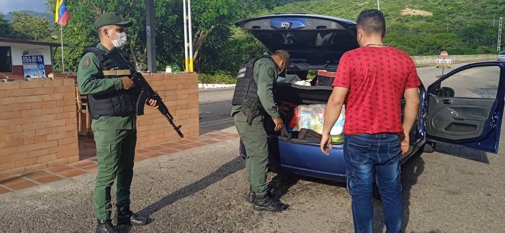 GNB_tachira's tweet photo. #23Mar Nuestros Centinelas de la #GNB Táchira trabajando con ahínco y de manera constante por la seguridad del pueblo Tachirense.  #VenezuelaTierraFértil #PuebloInvencible #FANB 
.@GnbGaranteDePaz
.@FreddyBernal
 https://t.co/De0hK4OwMu