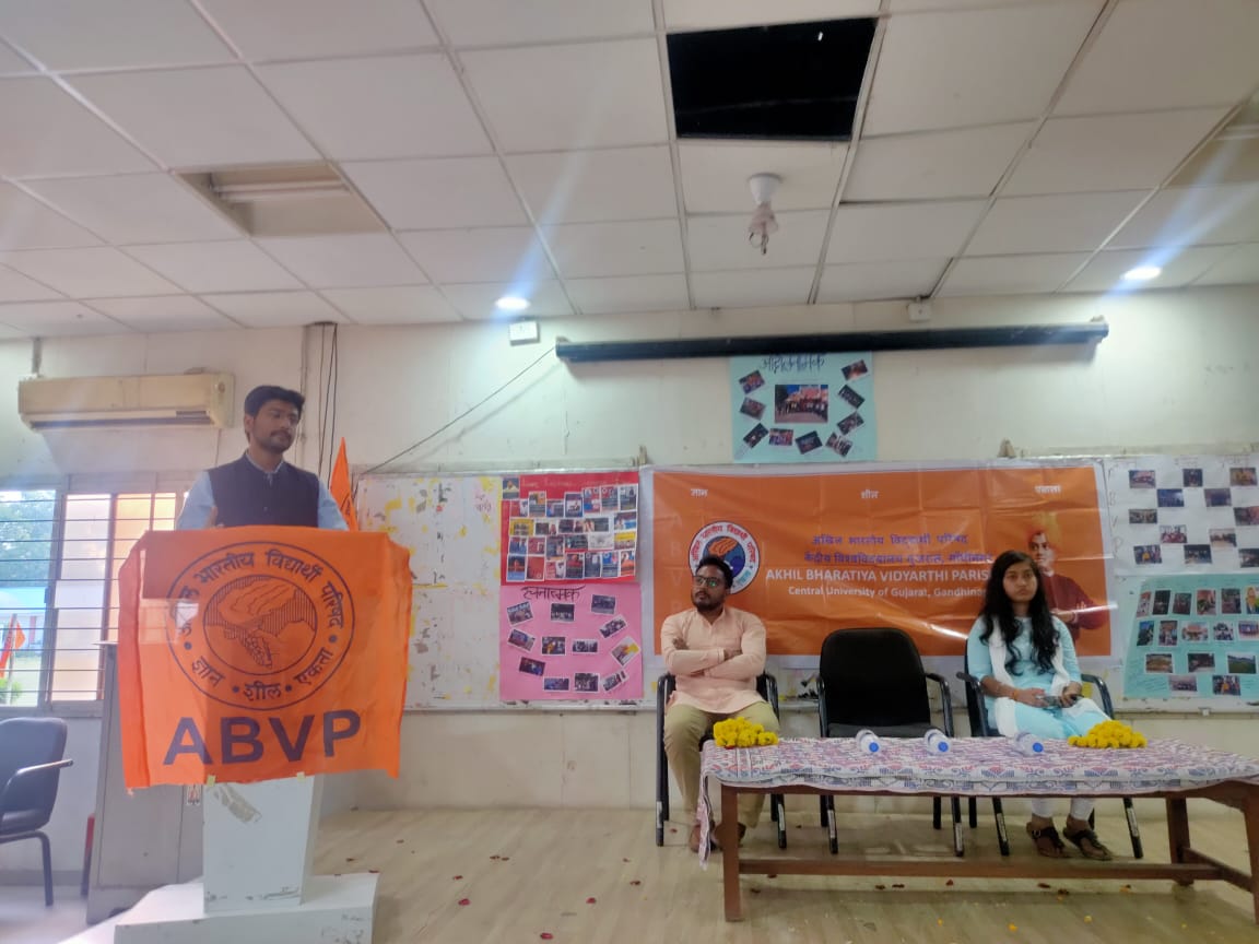 ABVPGujarat's tweet photo. અભાવિપ ગુજરાત કેન્દ્રીય વિશ્વવિદ્યાલય ની વર્ષ 2021-22 ની કારોબારી ઘોષણા કરવામાં આવી, જેમાં પ્રદેશ મિડિયા સંયોજક સમર્થભાઈ ભટ્ટ ઉપસ્થિત રહ્યા.
અધ્યક્ષ: જ્યોતિબેન જયસ્વાલ
મંત્રી: સુદામચરણભાઈ શાહુ
નવીન કારોબારીને શુભકામનાઓ સહ અભિનંદન 💐
#ABVPGujarat
#ABVPCUG https://t.co/q6dxkmePXV
