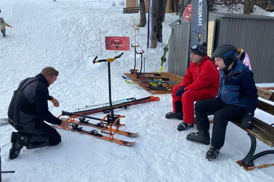 Hautes-Alpes : l'aventurier <a href="/JulienVedani/">SEP+ 2022</a> essaie une " #trottinette des neiges" pour #skier debout malgré son handicap ⛷ buff.ly/3EIWD7U