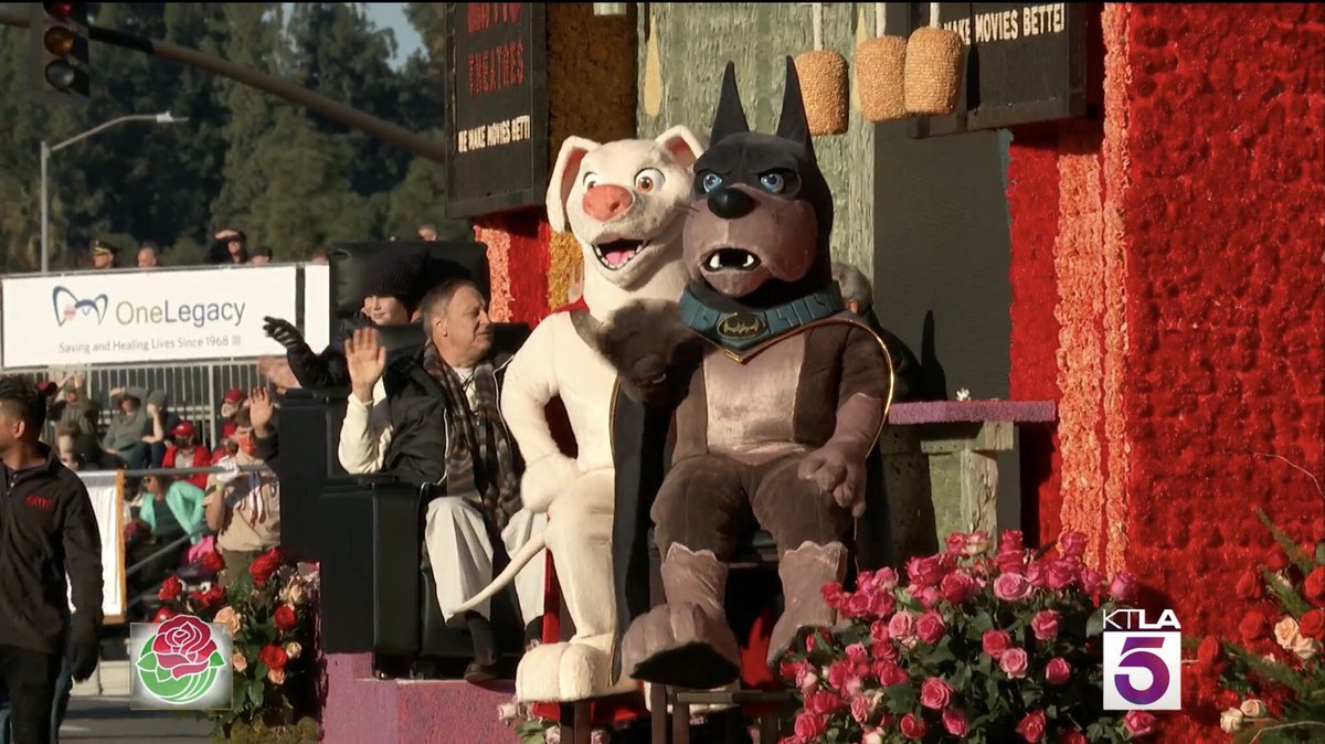 kcginger13's tweet photo. I saw the #AMCfloat at the @rosebowl Parade on TV! Looking good @CEOAdam! https://t.co/fdQN9g8XOH