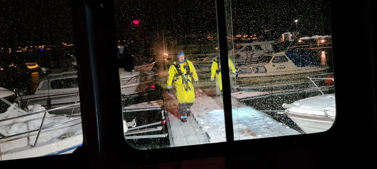 NSSR's tweet photo. #Ålesund #RS154 #RSDNVII startet året med oppdrag på første dag i 2022, båt med vanninntrengning i havn. Bistår med å få båten på henger for å ta den på land etter å ha lenset. https://t.co/9f5tHDy0r8