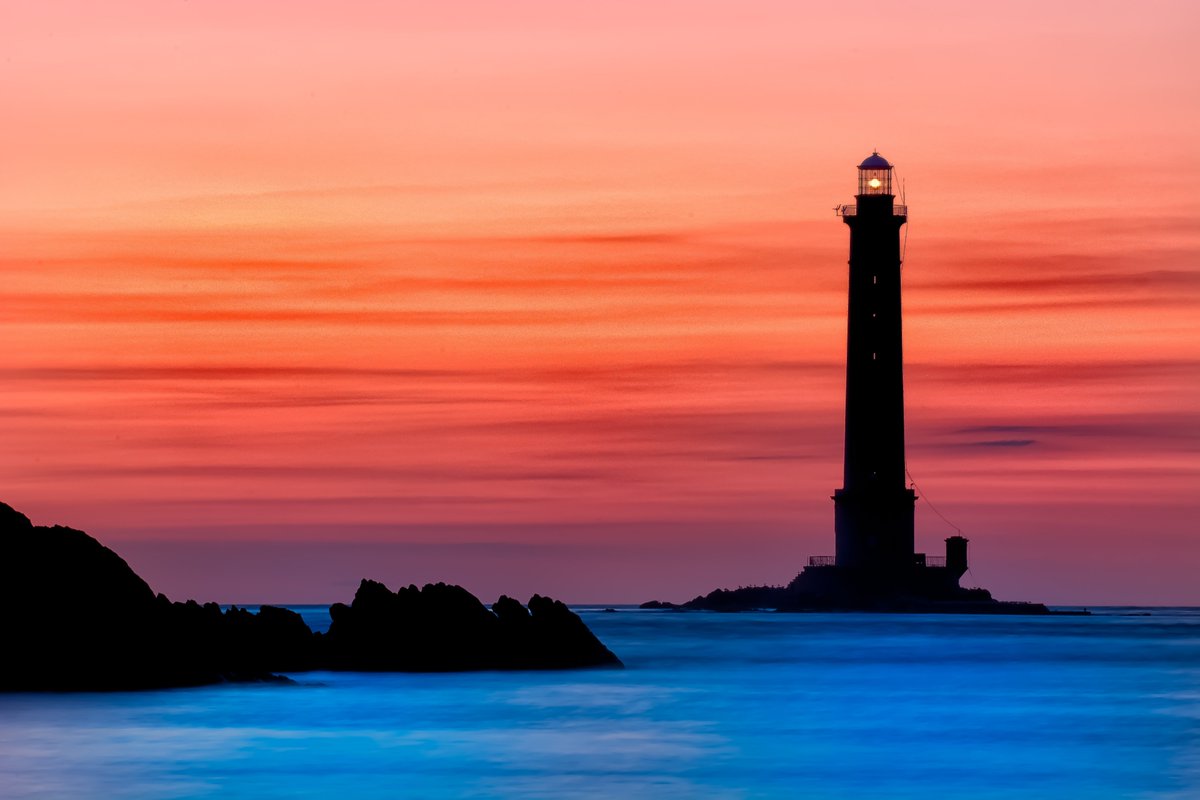 "Spread the light. Be the lighthouse." //📸: <a href="/filip42/">Philippe</a>

May the joys of the season light your way!💫
#HappyNewYear #SwimUpstream