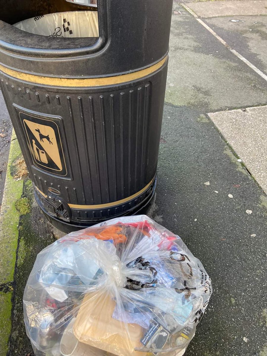 Litterwatch1's tweet photo. What a great way for Charmaine to start the #newyear2022 #litterpicking her #adoptedstreet in #rowley and removing a bag full of #litter. A great job #thankyou
#litterlouts #stoplittering #cleanyourfavouritespots #refusereducereuserecycle @SercoESUK @sandwellcouncil https://t.co/EAyia9gMnc