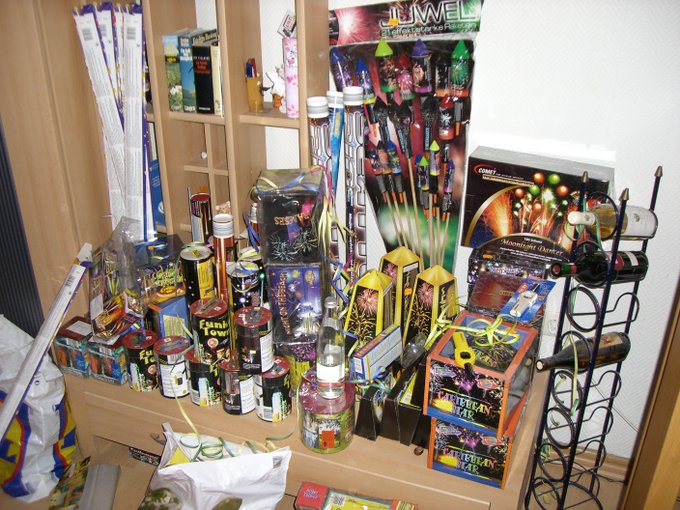 Schade das man diese Jahr nur so wenig Feuerwerk hatte :-) Kisses Julia  #feuerwerk #silvester #neujahr<a href="/tag/neujahr"class="tags"><span>#neujahr</span></a><a href="/tag/silvester"class="tags"><span>#silvester</span></a><a href="/tag/feuerwerk"class="tags"><span>#feuerwerk</span></a>
