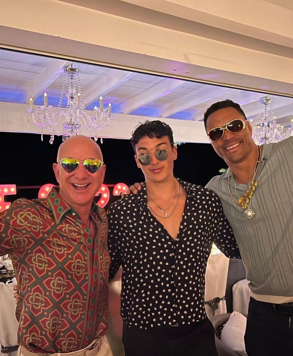 Sahilsareen96's tweet photo. When Jeff Bezos got to know about a creature known as Ranveer Singh: https://t.co/SKiMQ1LEzZ