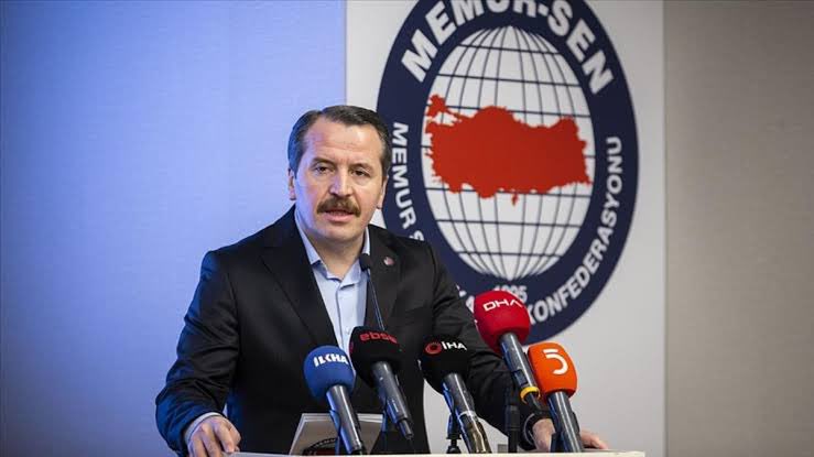 Şu koltuk aşığı ve siyasete aşık olup bir türlü yapamayan adama yetki verip verip burda ağlamanıza anlam veremiyorum. Siz bunun peşinden gittikçe daha ekmeğe muhtaç kalırsınız.O bahsettikleri simiti bile alamayacak hale gelirsiniz.
#MemurAGelinceyiMok