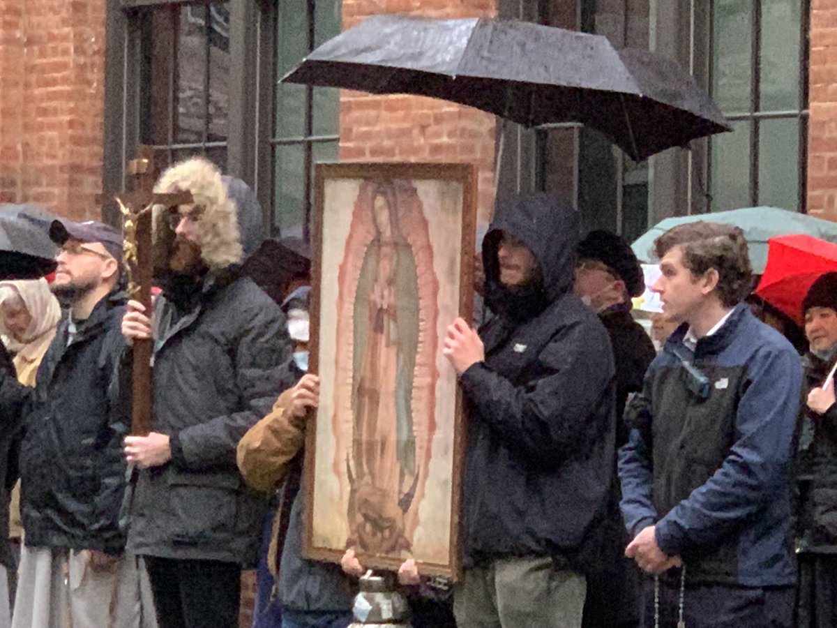 kathrynlopez's tweet photo. First morning of 2022 is the First Saturday of the month. Prayed for an end to abortion outside a closed (for the day) Planned Parenthood #WitnessforLife https://t.co/s4QV99TA2J