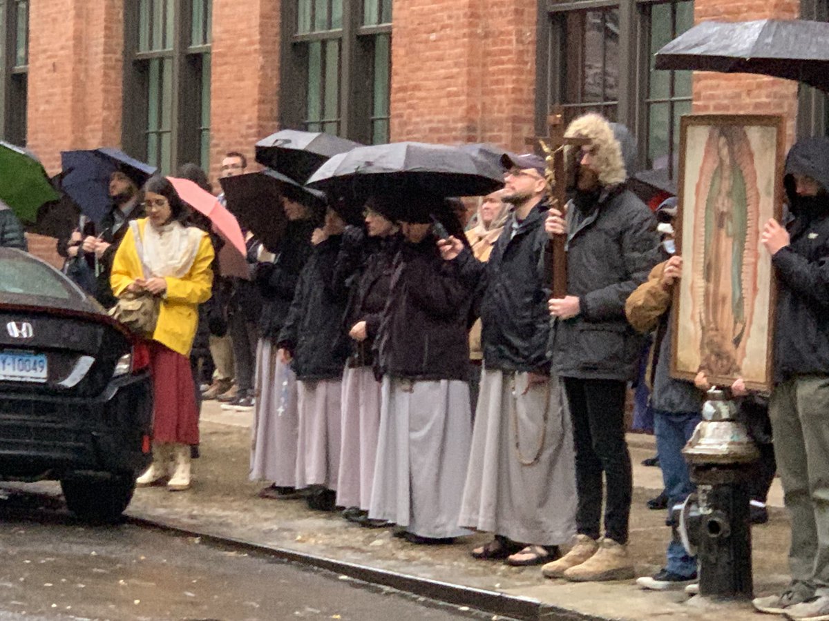 kathrynlopez's tweet photo. First morning of 2022 is the First Saturday of the month. Prayed for an end to abortion outside a closed (for the day) Planned Parenthood #WitnessforLife https://t.co/s4QV99TA2J