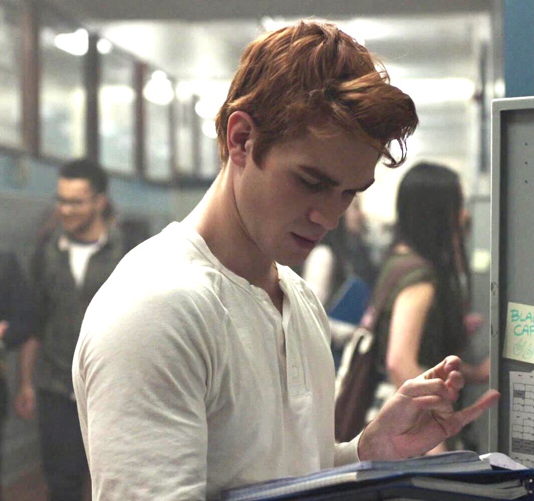 BarchieUpdates's tweet photo. “Cole and Lili called me, they were both against them [bughead] getting together so quickly. They said “the audience isn’t going to like this, they want Archie and Betty” #riverdale https://t.co/bamEL4P0sw