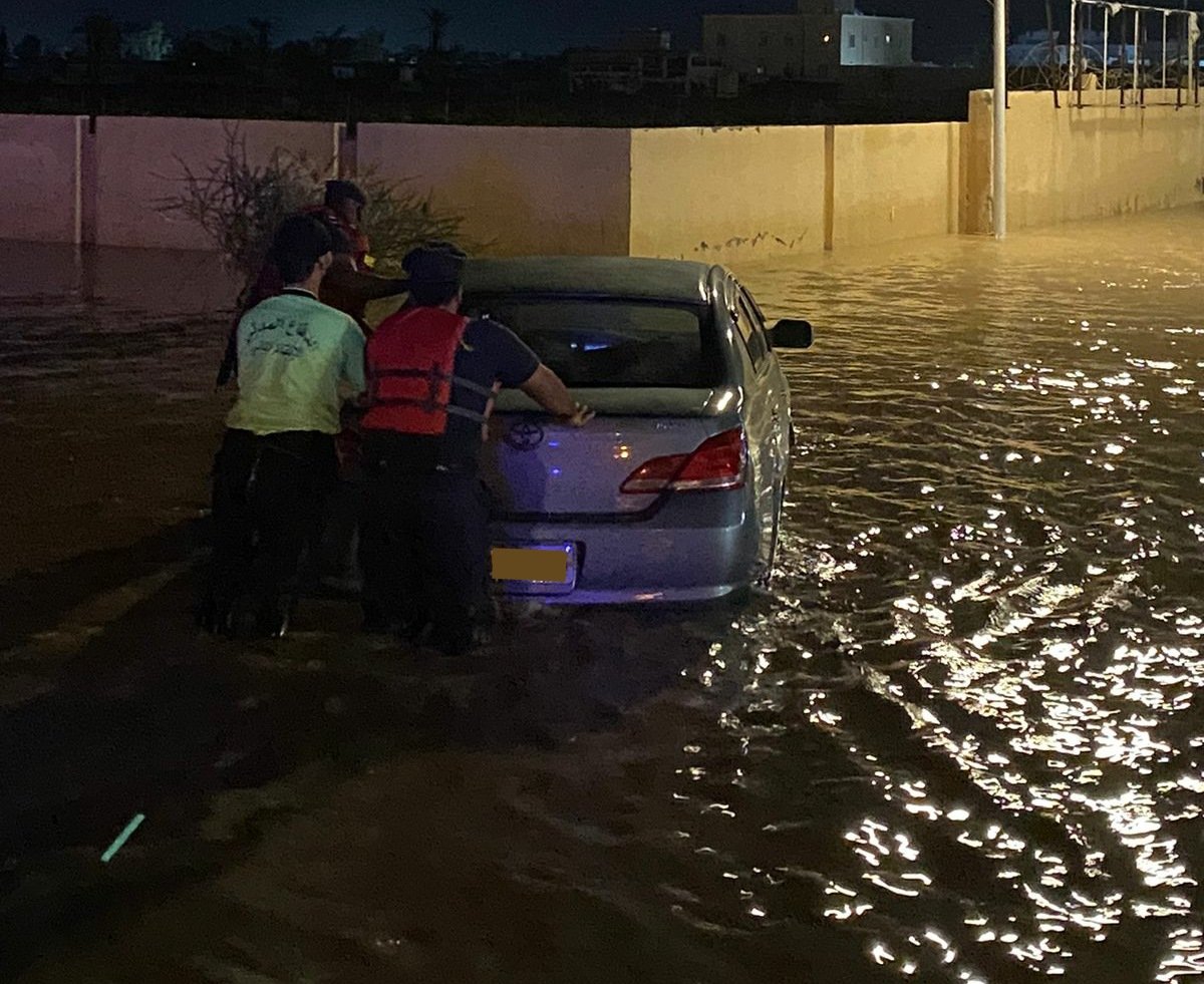 فرق الإنقاذ بمحافظة #جنوب_الباطنة تتمكن من إنقاذ شخص إثر احتجازه بمجرى وادٍ بولاية #بركاء ، وهو بصحة جيدة.
 
#هيئة_الدفاع_المدني_والإسعاف
